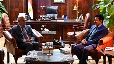 وزير الشباب والرياضة يبحث مع محافظ بورسعيد تطوير المنشآت الرياضية بالمحافظة
