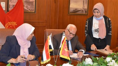 محافظ بورسعيد يوقع عقود إسناد انشاء النادي المصري الجديد مع ممثلي وزارة الشباب والرياضة