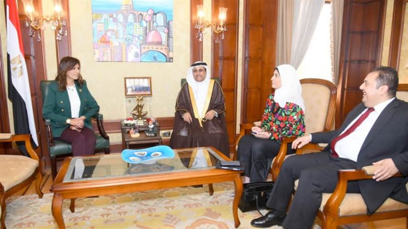 وزيرة الهجرة تجتمع