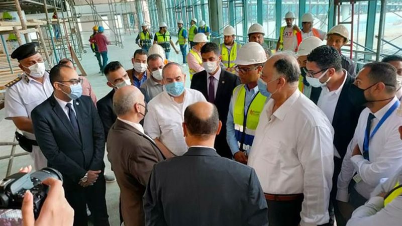 وزير الطيران يتابع