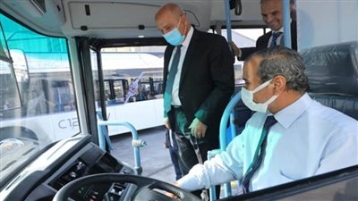 وزير النقل يتفقد أتوبيسات MCV الكهربائية (صور)
