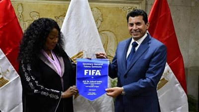 وزير الرياضة يستقبل أمين عام الفيفا وسكرتير عام الكاف (صور)