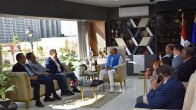 محافظ أسوان يلتقى وفد حزب مستقبل وطن لدعم أسر متضررى السيول