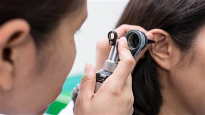 تفاصيل صادمة.. هذا ما يحدث عندما يخترق فيروس كورونا الأذن 