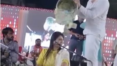 معجب يلقى بدلو من الأموال على مطربة هندية إعجابا بها.. فيديو