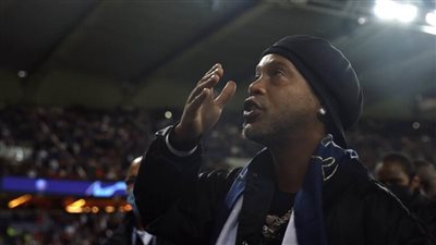 شاهد.. لحظة مؤثرة لرونالدينيو وإيتو في قطر