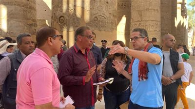 وزير السياحة يتابع التجهيزات النهائية لاحتفالية طريق الكباش ويلتقى السائحين