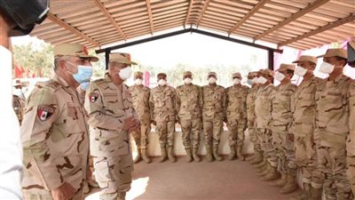 وزير الدفاع يتفقد معسكر إعداد وتأهيل مقاتلي شمال سيناء (فيديو وصور)