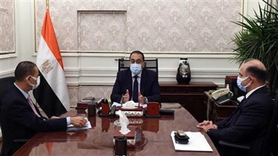 رئيس الوزراء يبحث مع رئيسي الرقابة المالية والبورصة تطورات سوق الأوراق المالية (صور)