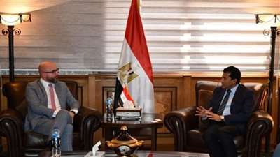 وزير الرياضة يلتقي المدير الإقليمي لـ