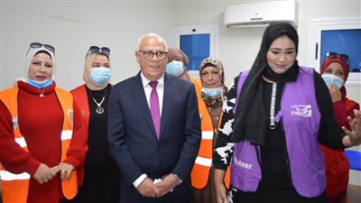 محافظ بورسعيد يتفقد سير العمل بمركز تطعيم لقاح كورونا داخل المدينة الرياضية