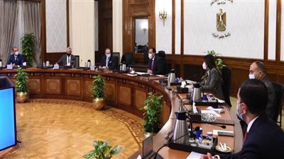 رئيس الوزراء يعقد اجتماعا مع مسئولي شركة 