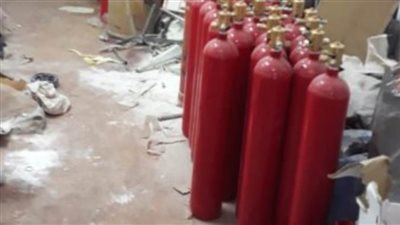 حجز صاحب مصنع بدون ترخيص لإنتاج طفايات الحريق فى الزيتون