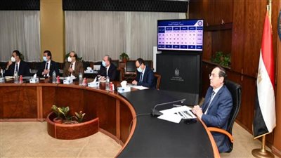 وزير البترول يتابع تطورات برنامج زيادة عدد محطات تموين السيارات بالغاز الطبيعي (صور)