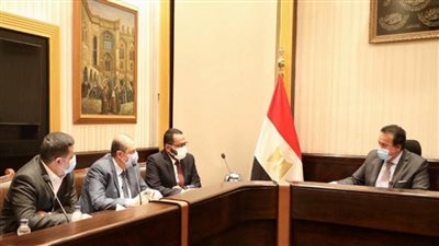 د. خالد عبدالغفار يعقد اجتماعا لمتابعة سير العمل بمنظومة التطعيم بلقاحات كورونا (صور)