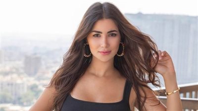 هدى الأتربي تخطف الأنظار بفستان أحمر | صور 