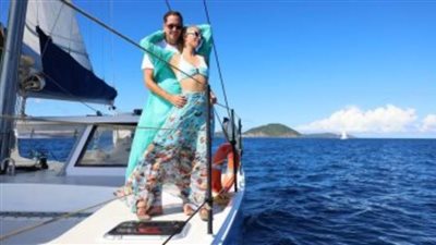 باريس هيلتون وسط البحر مع زوجها فى رحلة شهر العسل.. صور