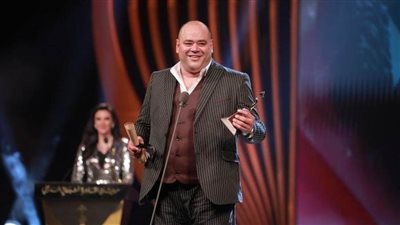 أحمد حلمي يهنئ محمد ممدوح بعد فوزه بجائزة أفضل ممثل ويداعبه