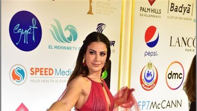 شاهد .. رد فعل صبا مبارك على معجب حاول الإمساك بيدها