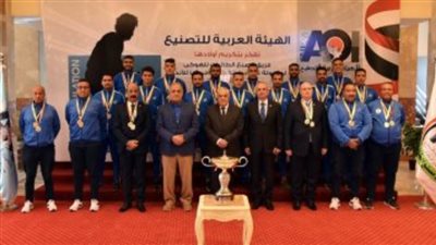 رئيس العربية للتصنيع يكرم فريق مصنع الطائرات لفوزه ببطولة أفريقيا للهوكي