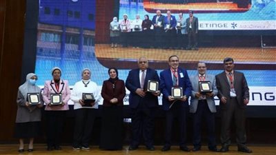 د. خالد عبدالغفار يتلقى تقريرًا عن تنظيم المؤتمر السنوي لمعهد تيودور بلهارس