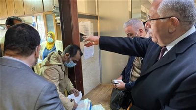 وزير الزراعة يقوم بجولة مفاجئة لبعض قطاعات الوزارة لمتابعة سير العمل ويوجه بحسن معاملة الجمهور 