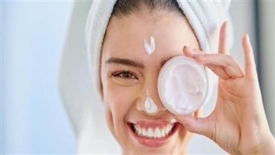 خبيرة التجميل تكشف عن منتج للعناية بالبشرة في الشتاء | فيديو