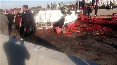 صور..مصرع 3 أشخاص وإصابة آخرين إثر تصادم سيارة نقل بميكروباص في الفيوم