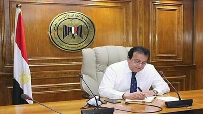 د. خالد عبدالغفار يستعرض تقريرا عن جهود المبادرات الصحية الرئاسية بمحافظات الصعيد