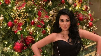 الفاتنة.. ميرهان حسين تتألق بإطلالة أنيقة بجوار شجرة الكريسماس وتشعل 