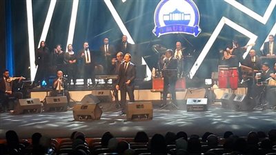 بالصور.. مدحت صالح يشعل أوبرا مسرح جامعة مصر للعلوم والتكنولوجيا بأروع أغانيه فى حفل كامل العدد