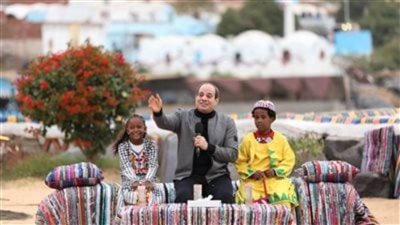 الرئيس السيسي يتفقد السوق السياحي ويستمع لأصحاب الحرف بغرب سهيل