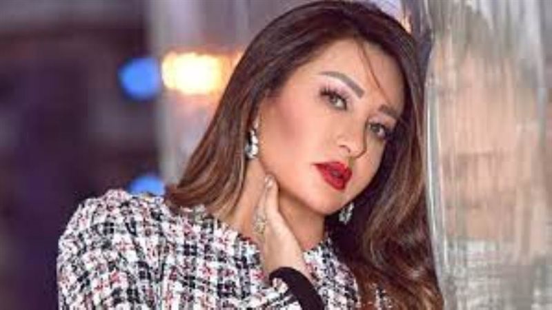 الفنانة لطيفة