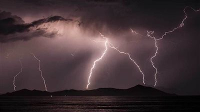 صاعقة تضرب حقلا غازيا إيرانيا.. وتعرقل الإنتاج 