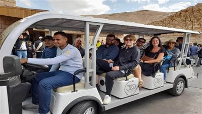 بدء تشغيل السيارات الكهربائية الجديدة لنقل الزائرين بالبر الغربي في الأقصر (صور)