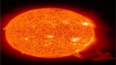 «الأقمار الصناعية» ترصد انفجارين على الشمس 
