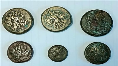 ضبط عملات معدنية وقطع أثرية قبل تهريبها بمطار القاهرة (صور)