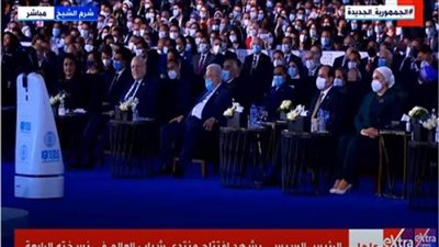 «روبوت» لـ الرئيس السيسي: أتمنى لكم وقتا آمنا في منتدى شباب العالم
