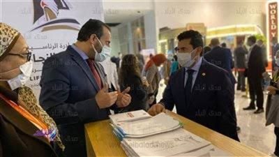 وزير الرياضة يتفقد جناح وزارة الهجرة بمنتدى شباب العالم
