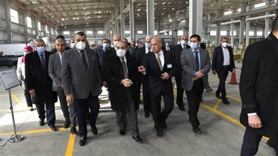 وزير الإنتاج الحربي يتفقد مصنع إنتاج المصاعد الكهربائية (صور)