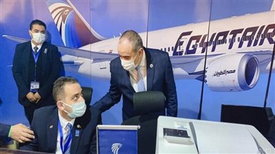 وزير الطيران يتفقد جناح مصر للطيران بمنتدى شباب العالم (صور)