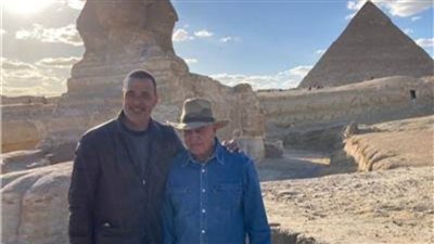 زاهي حواس يشرح أسرار أبو الهول للاعب الكرة الهولندي رود خولييت