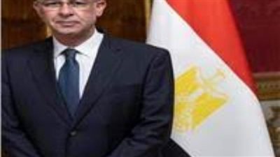 وزير الخارجية ومساعدوه يستقبلون جثمان السفير علاء رشدي فور وصوله من روما