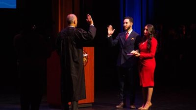 عبد الله حمود يؤدى القسم كأول رئيس بلدية أمريكى من أصل عربى ومسلم