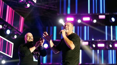 عمرو دياب يتألق بحفله الأخير فى دبى ويقدم صناع أغانيه لجمهوره