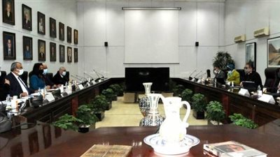 وزير السياحة يناقش استعدادات بدء انطلاق رحلات العمرة للعام الهجري الحالي