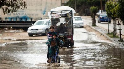 الأمطار تغرق شوارع غزة وتحذيرات من حدوث فيضانات