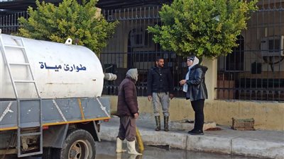 أحياء بورسعيد تواصل جهودها لرفع آثار الأمطار بالشوارع