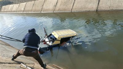 إنقاذ سائق تاكسي انقلبت سيارته في ترعة قرية شبرا ملكان بالغربية 