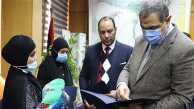 سعفان يسلم 611 ألفا و637 جنيها تأمين تكافلي لأسر 9  من العمالة غير المنتظمة (صور)